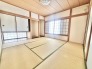 伝統的な素材の質感が心地よい、心安らぐ和の趣に満ちた落ち着いた空間。