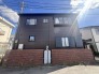 落ち着いた色合いの外観が青空に映える、すっきりと整った佇まいが印象的な住まいです。