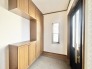 木の温もりが感じられる落ち着いた空間が心地よい、上質な日常のはじまりを演出する場所。