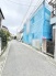 落ち着いた住環境が広がる、穏やかな雰囲気の前面道路です。