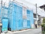 街並みに溶け込む落ち着いた佇まいで、完成が心待ちにされる新しい建物。