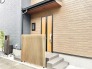 木目の温もりがさりげなく映える、落ち着いた佇まいのアプローチ。