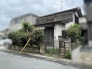 緑豊かな植栽と重厚感のある門構えが調和する、落ち着いた佇まいの住まい。