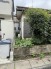 緑豊かな植栽が季節の移ろいを感じさせ、日常に心地よい潤いをもたらす穏やかな佇まいです。