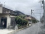 穏やかな空気が流れる閑静な住宅街に佇み、日々の暮らしにしっとりと馴染む落ち着いた街並み。