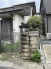 緑の気配と石積みの門柱が、訪れる人を穏やかに迎え入れる落ち着きのあるアプローチ。