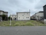 周辺の街並みに溶け込む落ち着いた佇まいで新たな暮らしの構想が広がる空間