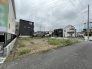 落ち着いた住宅街に位置し、これからの新しい暮らしを描き出す開放的な敷地です。