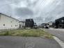 落ち着いた住環境が広がる街並みに溶け込むゆとりある敷地です
