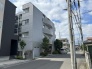 街並みに調和する落ち着いた色合いの外観が、穏やかで心地よい日常の始まりを予感させます。