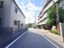 青空が広がり見通しの良い開放感あふれる穏やかな前面道路の佇まい