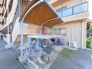 落ち着いた色合いの屋根が整えられた使いやすい空間です