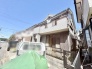 青空のもとに佇む落ち着いた色合いの外観が毎日の暮らしを心地よく迎えてくれます