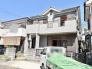 澄みわたる空の下に佇む、落ち着いた色合いが印象的な住まいです。