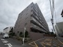 タイル張りの荘厳な外観は、マンションならでは。
