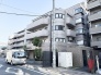 街並みに調和するタイル貼りの外観が、落ち着いた佇まいと洗練された印象を演出します。