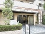 重厚感のあるタイル貼りの外観が、訪れる人を穏やかに迎え入れる落ち着いた佇まい。