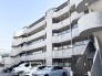 落ち着いた色合いの外壁が調和する、洗練された佇まいが日常に心地よさをもたらします。