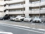 ゆとりあるスペースが確保され日々の移動をスムーズにサポートしてくれる敷地内の駐車スペース