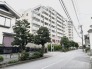 緑豊かな街並みに溶け込む、落ち着いた佇まいと調和を生み出すデザイン。