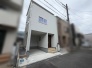 住民の方が主に利用する交通量少なめの道路に面してます。
