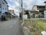 穏やかな空気が流れる閑静な住宅街で、日々の暮らしをしっとりと包み込む落ち着いた風景が広がっています。