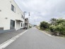 周辺の緑とすっきりと整備された街並みが心地よい、穏やかな空気が流れるアプローチ。