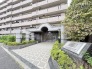 重厚感のある石張りのアプローチが日常に品格と落ち着きをもたらします