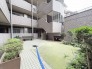 洗練された外構と豊かな緑が調和する、穏やかで落ち着いた雰囲気に満ちた空間です。