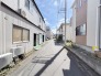 穏やかな住宅街の風景が広がる、落ち着いた雰囲気に包まれた通りの景色です。