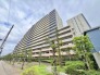 豊かな緑と調和する落ち着いた佇まいが、心地よい日常の時間を予感させます。