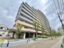 街並みに調和する洗練された佇まいが、穏やかな日常の始まりを予感させます。