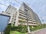 整然とした佇まいと豊かな緑が調和する、心地よい日常を描き出す住まい。