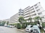 落ち着いた佇まいと豊かな緑に包まれた、穏やかな時間が流れる住まい