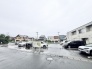 開放的な空が広がり穏やかな日常を感じさせる落ち着いた周辺環境が広がります