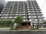 整然とした佇まいが安心感をもたらす、街並みに調和する落ち着いた外観です。