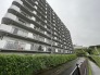 緑豊かな植栽と美しい曲線を描く外観が調和する、落ち着いた佇まいのレジデンス