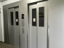 洗練されたメタリックな質感が調和する、落ち着きと気品を感じさせる共用スペース