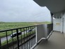 遮るもののない開放的な眺望が広がり心地よい風を感じられる屋外空間