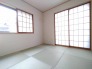 障子から柔らかな外光が広がり落ち着いた和の趣を感じさせる空間です