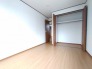 心地よい木の質感が広がり、日々の暮らしを穏やかに整えてくれるすっきりとした空間