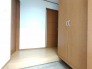 木の温もりが感じられるナチュラルな色合いで統一された穏やかな空間