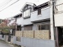 落ち着いた色合いの外観が上品な佇まいを演出し、日々の暮らしに心地よい静寂をもたらします。