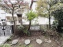 豊かな緑が心地よいアプローチに佇み、日々の暮らしに穏やかな潤いをもたらす空間です。