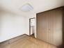 木の温もりを感じる落ち着いた色合いの建具が空間に穏やかな調和をもたらします