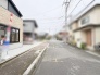 閑静な住宅街に佇み、日々の暮らしに穏やかな時間をもたらす落ち着いた住環境です。