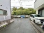 建物に囲まれながらも緑の潤いを身近に感じられる落ち着いた周辺環境が広がります。
