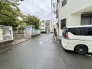 閑静な住宅街に佇む、落ち着きと穏やかな時間が流れる周辺環境です。