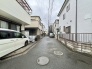 穏やかな住宅街に馴染む、落ち着いた佇まいの前面道路です