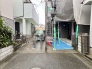 周辺の建物との距離感が程よく保たれた落ち着きのある佇まいです